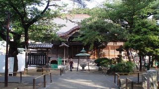 歴史の重みを感じさせる古びた山門や広い境内がポイントで～す。