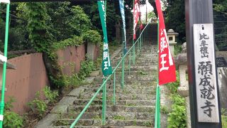 小高い丘の上にあります!!