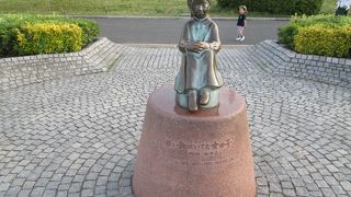 赤い靴はいてた女の子像