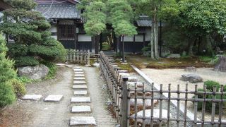 道祖神が見守る庭園！