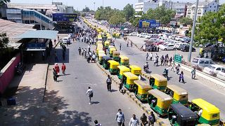 駅前のオートリキシャー
