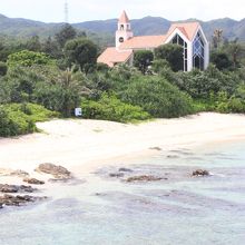 結婚式を挙げたチャペルも見える