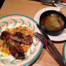 スペアリブ、カキのアヒージョ