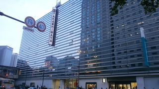 駅前の百貨店