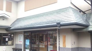 民家の中にある寄木のお店