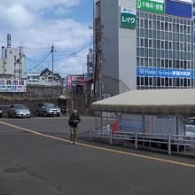 小樽駅出て左手見た図。三角市場の看板と共に入口が見える。