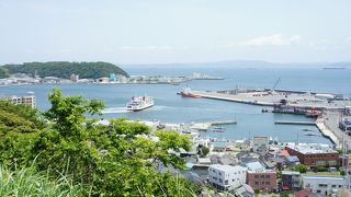 小山を越えて行く遊歩道