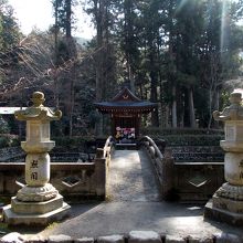 仁王門を抜けた右手に放生池と地蔵堂。