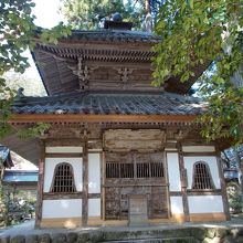 本堂への石段参道左手にある経堂。