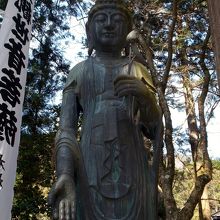 三十三所堂付近の観世音菩薩立像。