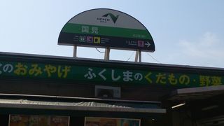 上り線でお土産を買うなら少しはなれたレストランのお土産ショップが空いています
