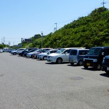 公園内の無料駐車場。