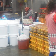 大量のポリバケツ