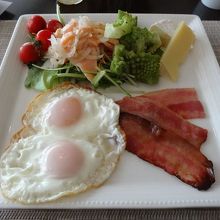 目玉焼きを作ってもらいました