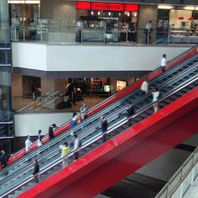 みなとみらい線に繋がる長〜いエスカレーター