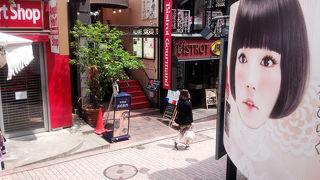 とってもにぎわっている渋谷の裏通り。