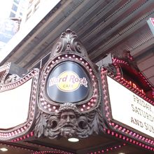 お店の入り口そばです。