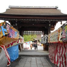 入母屋造檜皮葺の中門。参道を露店がぎっしり埋まっています。