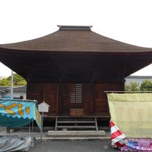 中門をぬけて右手の愛知県指定文化財、寄棟造檜皮葺の地蔵堂。