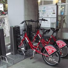 紅葉坂交差点の駐輪場脇に無人レンタルバイク施設あり