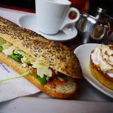 カフェでは軽食も。