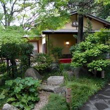 茶室「嚶鳴庵」と前庭。ここも京都を感じられるスポット。