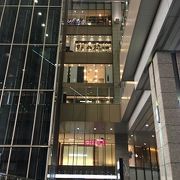 大阪駅から阪急梅田駅の間にあります