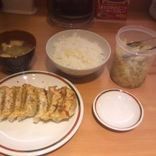 定番メニューの一つ、ぎょうざ定食（430円）