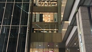 大阪駅から阪急梅田駅の間にあります