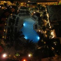 中庭のプールが奇麗でした。ここで遅くまで泳ぎました。