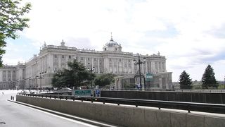 白い王宮は威厳がありました