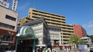 道後温泉本館までつながる商店街