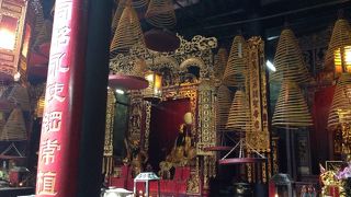 市場の奥に隠れるように。