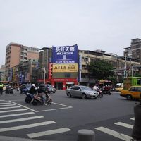 目の前の交差点、朝はバイクがものすごいです。