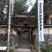 岐阜県指定重要文化財、入母屋造檜皮葺・三間一戸の仁王門。