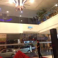 ロビーから通りを見る