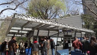 食事時はすごく並びます。