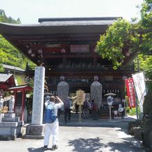 朱塗りの大きな山門