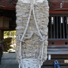 山門に大きなぞうりがあります