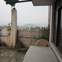 最上階の部屋からは、スヤンヤブナートが見えます