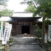 羽豆神社の拝殿。旅の無事を祈願します。