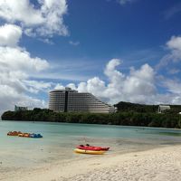 ホテル前のビーチからの眺め。右手に日航ホテルが見えます。