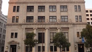 ３本の円い柱が印象的