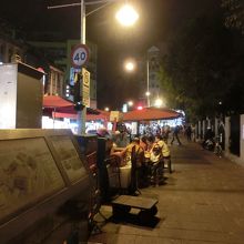 歩道で食べました。