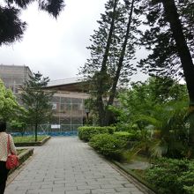 図書館は残念ながら補修のためで休館でした。