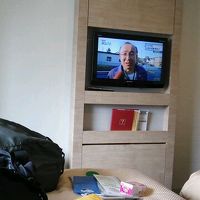 壁に設置されたテレビ。テレビ台は無い。