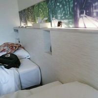 枕元に携帯充電用の器械が用意されているが使えない。