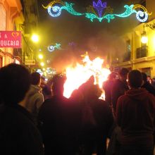 ファジャが燃える様子を観る人々