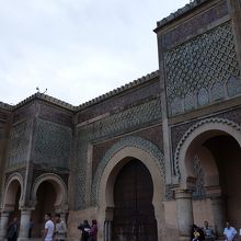 マンスール門全景。