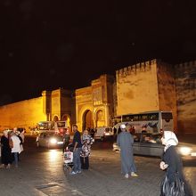 夜のマンスール門。